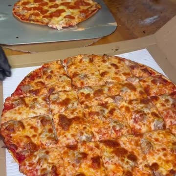 Very crispy 🤤 🤤 😋 and 😋 😋 Chicago Cracker 🍘 Thin Pizza 🍕🍕