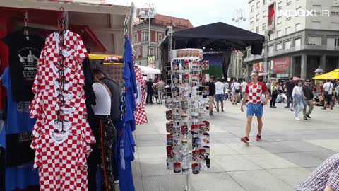 Hrvatski navijači na trgu gledaju Argentina - Island
