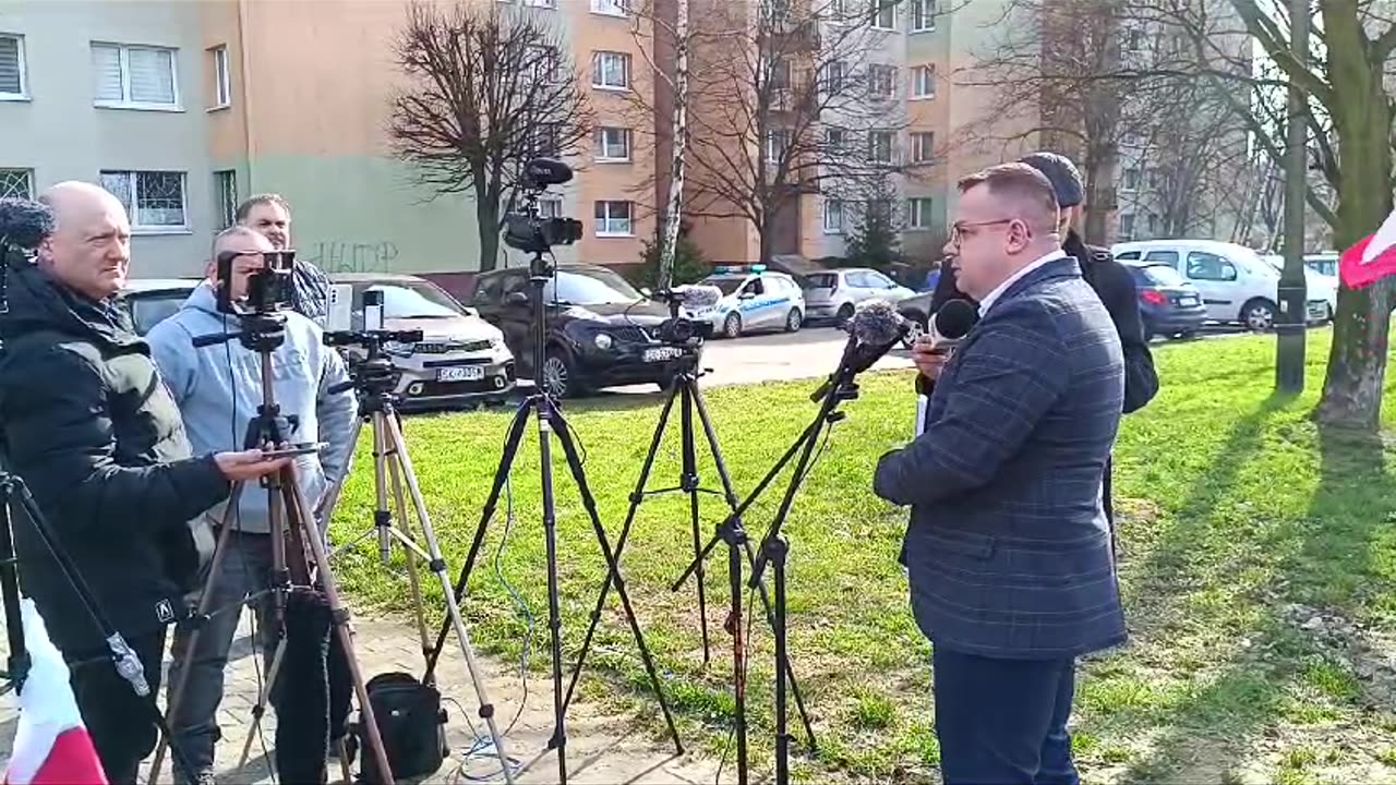 Kandydat „Alternatywy dla Częstochowy” podczas demonstracji w Katowicach