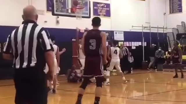 Bro hit the defender with a MEAN hesi 😳 #basketball #hezi #highschoolbasketball