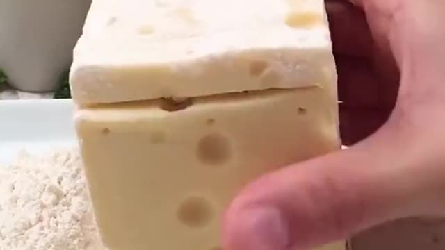 cubo de queijo empanado