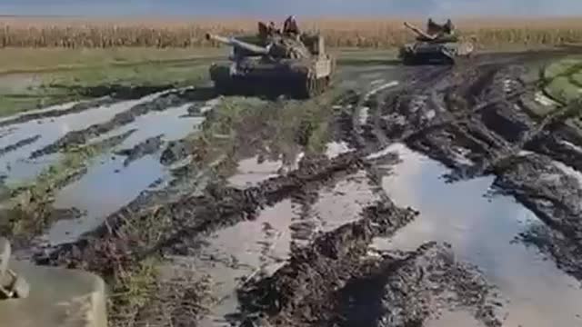 Ukrainian tank convoy in the mud, Rasputitza, probably in Kherson.