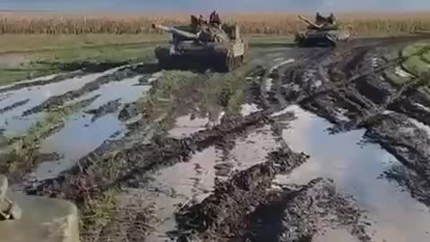 Ukrainian tank convoy in the mud, Rasputitza, probably in Kherson.