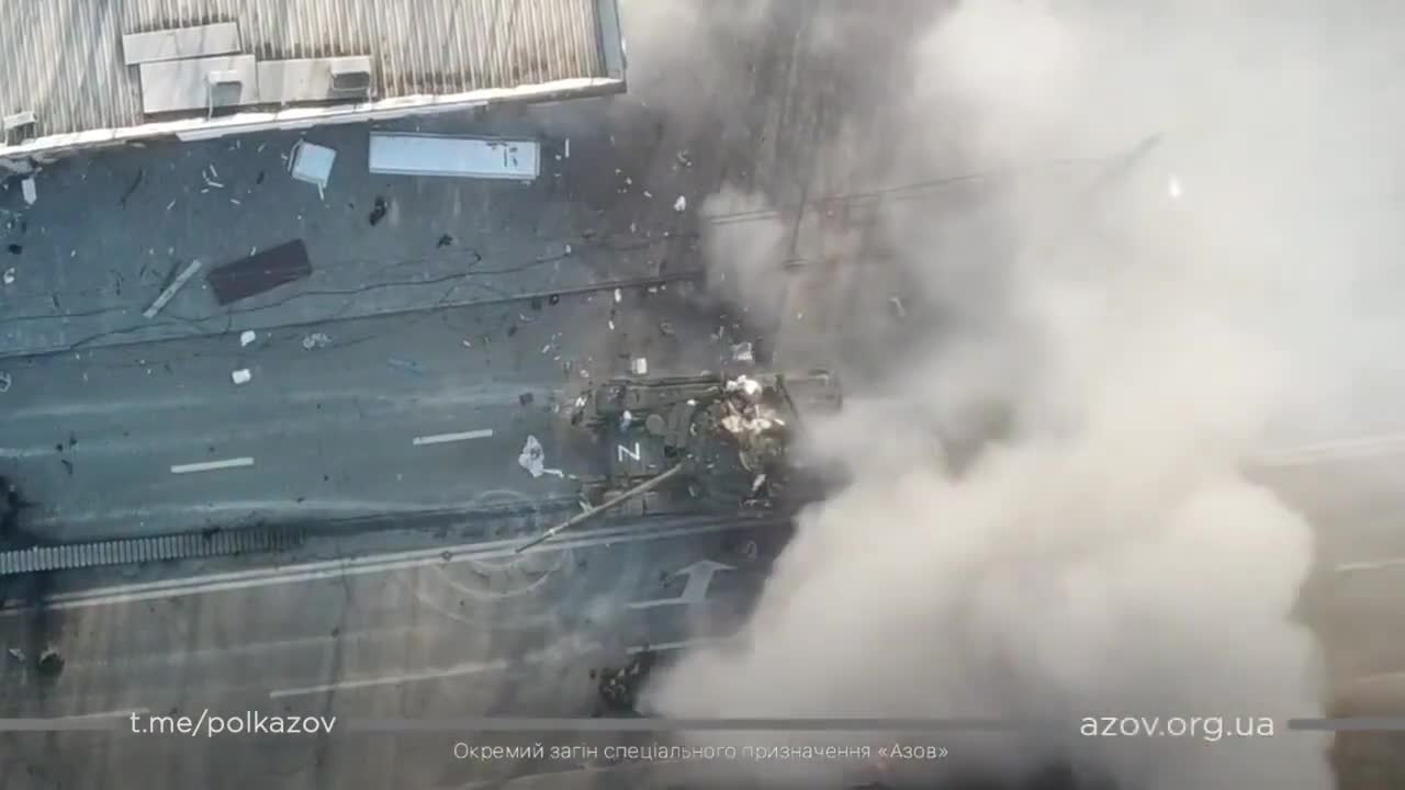 Newest Russian tank attacks Mariupol on the positions of the Ukrainian Azov regiment | Hodge Podge