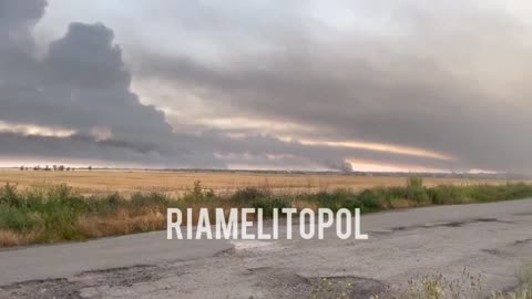 Et voici, en fait, une vidéo de la façon dont les envahisseurs sont détruits à Melitopol, en Ukrain