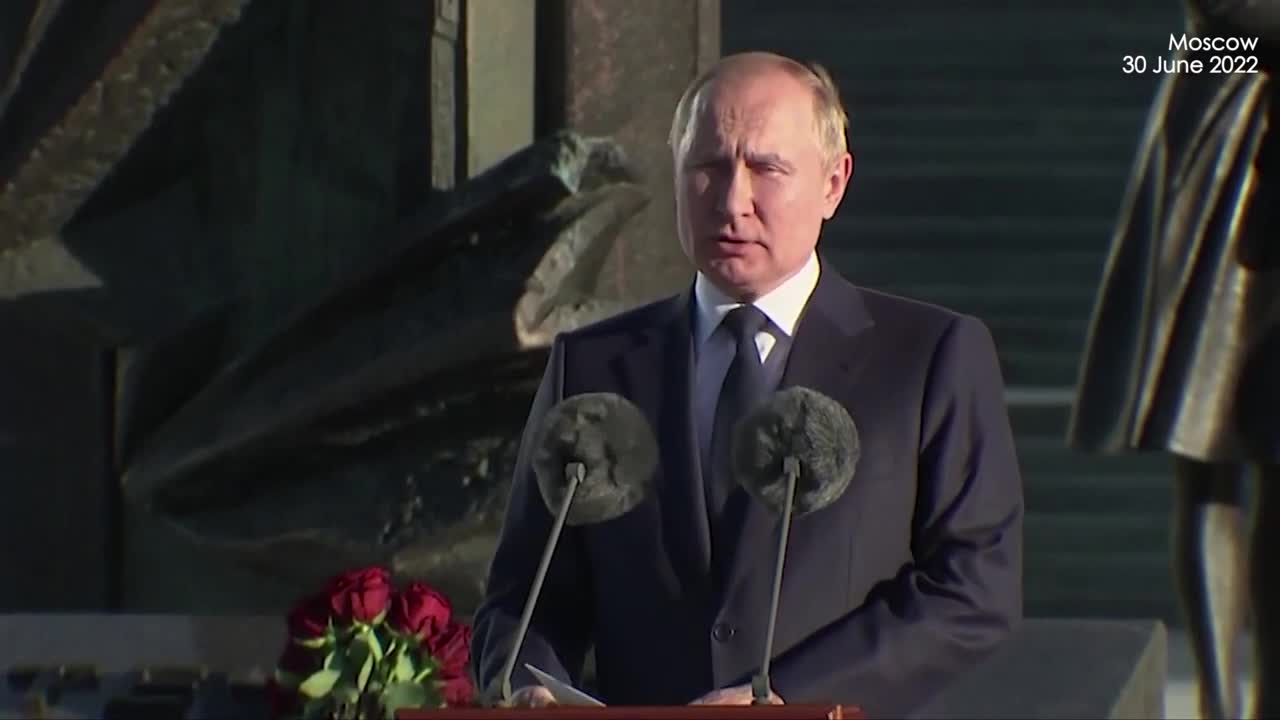 Putin lay flowers to a Moscow monument devoted to Russian intelligence officers