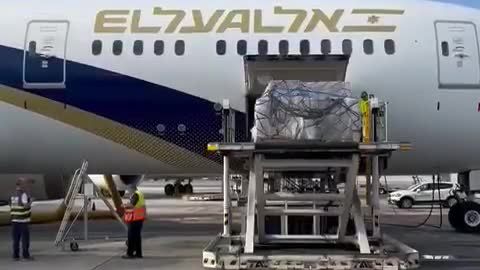 The Israeli Ministry of Defense begins to load and send aid to Ukraine.