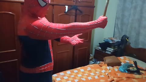 Treino de antebraço caseiro do homem aranha