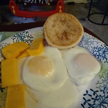 Eating Kroger Extra Large Grade A Eggs, Dbn, MI, 9/4/23