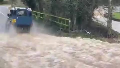 Drivers Attempt Flooded Road!