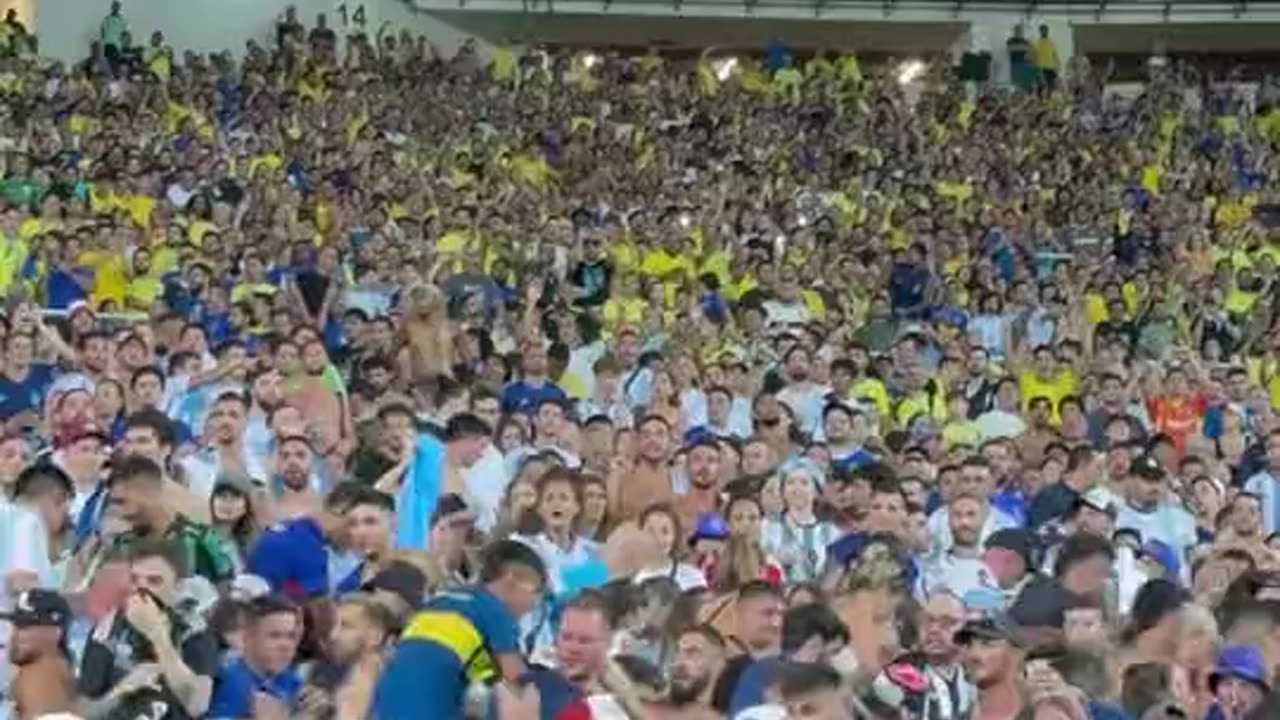 🇧🇷🇦🇷 Crazy scenes in the stands at Maracanã between Brazilian police and Argentina fans.