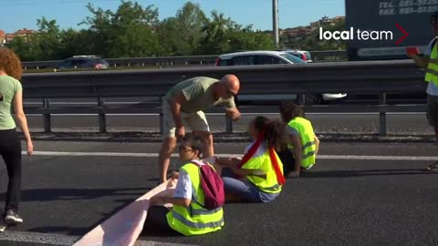 Rome activists block GRA in protest against gas and coal, angry motorists try to remove them