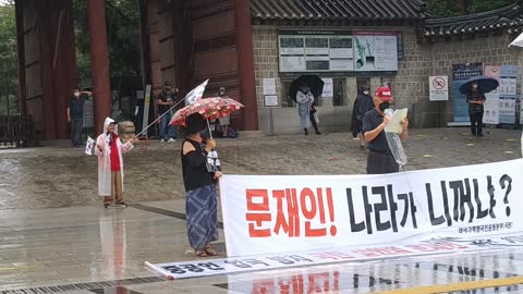 S Koreans Protesting for Freedom