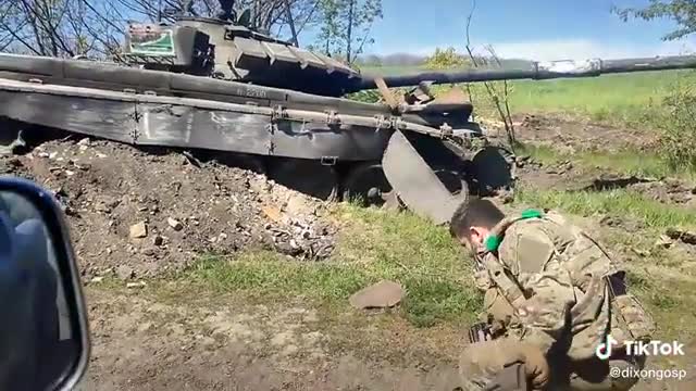 #Ukraine_ A Russian T-72B3 tank with some damage was captured by Ukrainian forces in #Kharkiv Oblast