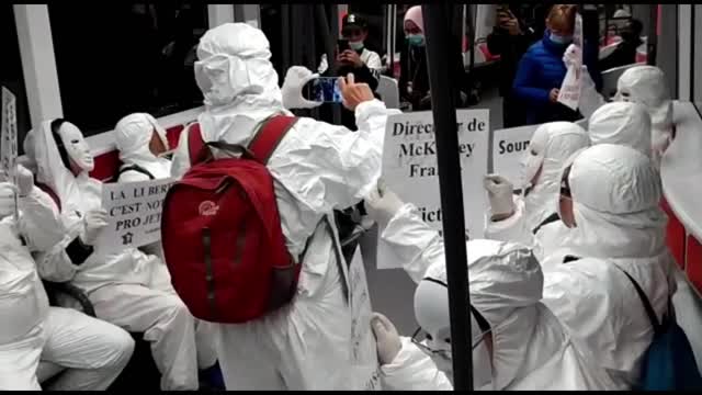 Les MAsques Blancs Lyon Action Pancartes Eveil des consciences dans le métro le 9 Octobre 2021