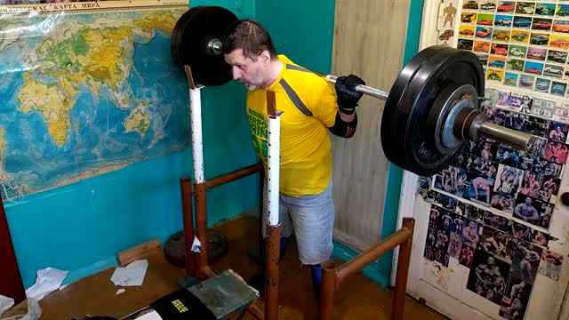 Squats with barbell 160 kg 6 reiteration