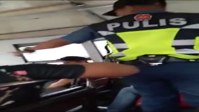 Filipino police slapping a jeep driver