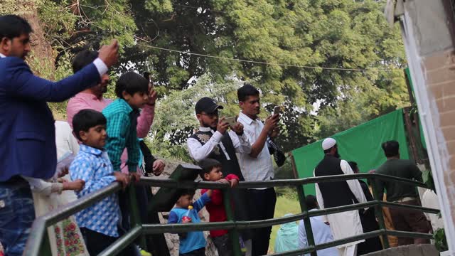 Huge no of people came in the zoo to watch animals