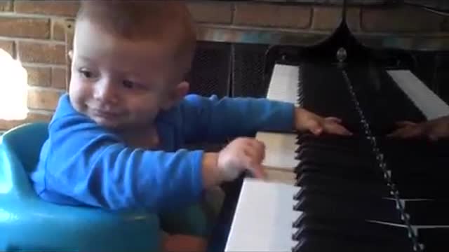 BABY PLAYING PIANO!!! WOW