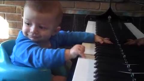 BABY PLAYING PIANO!!! WOW