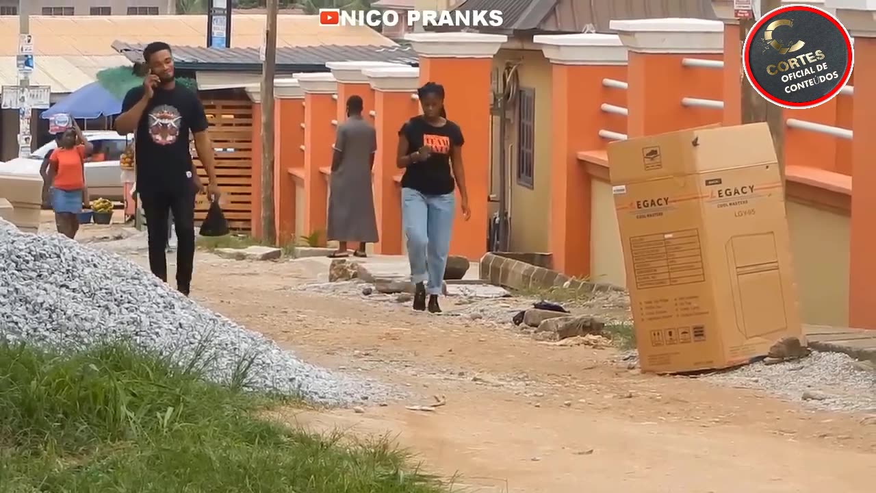 "Rindo sem Parar: As Melhores Pegadinhas do Homem da Selva na África! 😂🌿"