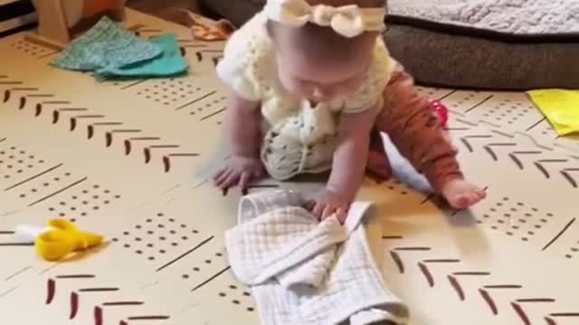 Funny Confusing baby - Cute video