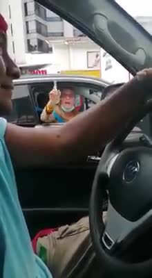 Mujer insulta a indígenas de la minga