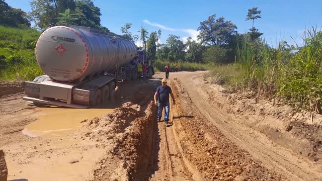 Camioneros exigen arreglo en Vía Yuma, en Barrancabermeja