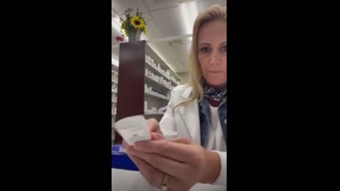 藥劑師 ：現場打開的疫苗説明書 - 空白!