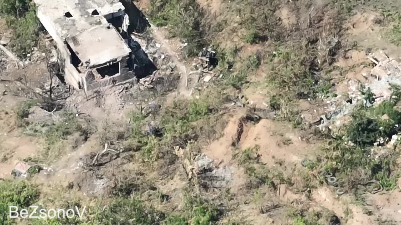 Russian & Allied Artillery Continues To Hammering Ukrainian Positions In The Settlement Of Marinka