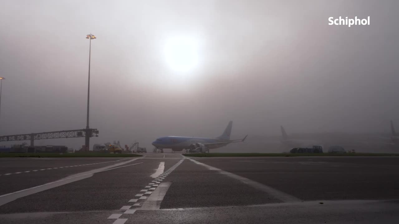 Vliegtuigen in de mist op Schiphol