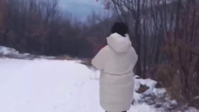 It's snowing, look at my lover, and run happily like a child
