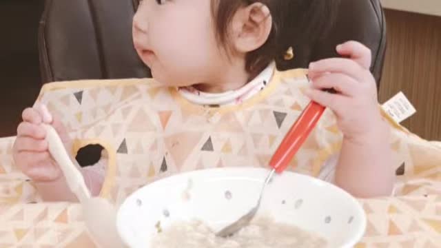 Hyeryeong eating dinner