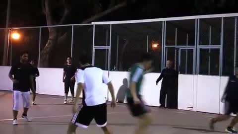 freestyle player pretends to be old and humiliates guys by playing insane 🔥🔥⚽