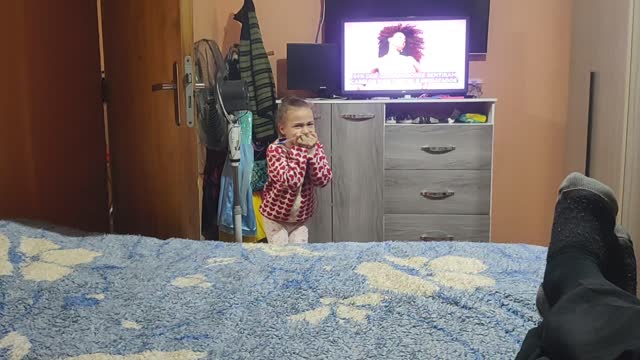 Jamilly procurando o celular, ela está de castigo 😂