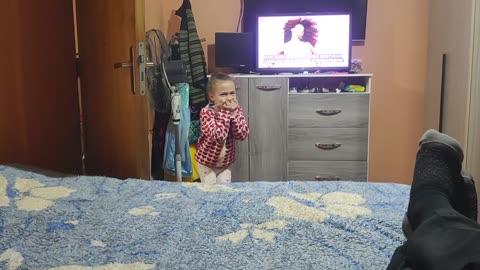 Jamilly procurando o celular, ela está de castigo 😂