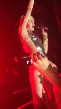 Miley Cyrus - Wrecking Ball live @ Heaven 9-5-2014 - Oh Myyyy - Miley Lets Fans Touch Her