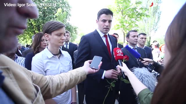 Polaganje cvijeća na grob Ivice Račana