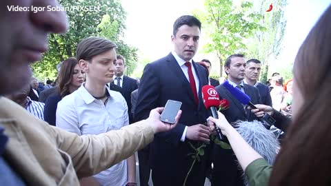 Polaganje cvijeća na grob Ivice Račana