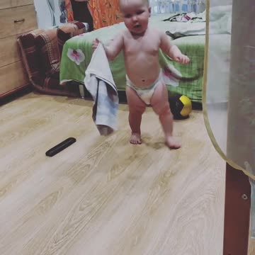 Первые шаги малышки