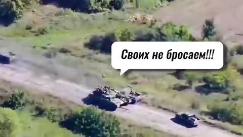 Escape of a Russian tank ,Russian soldiers fall off the tank