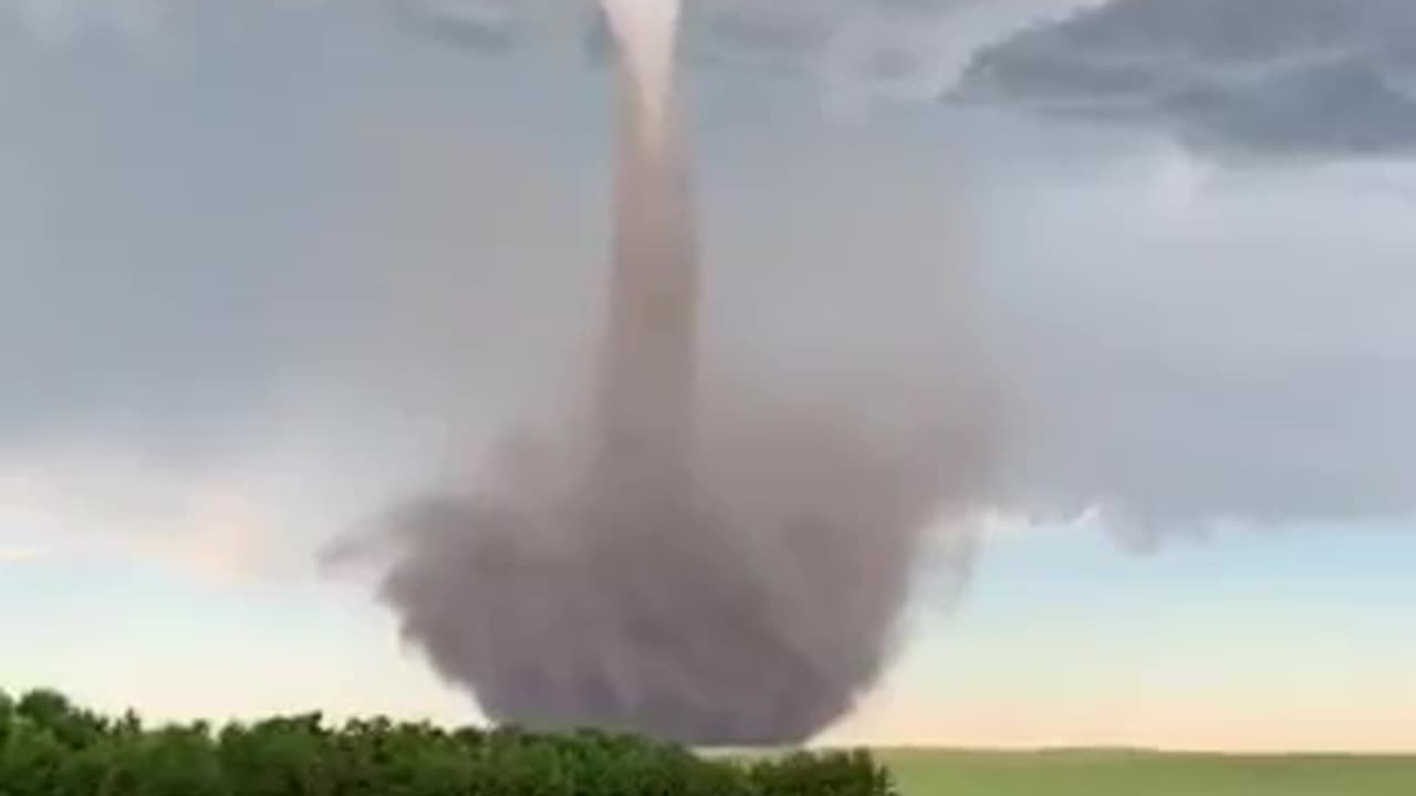 Stunning tornado filmed in South Dakota