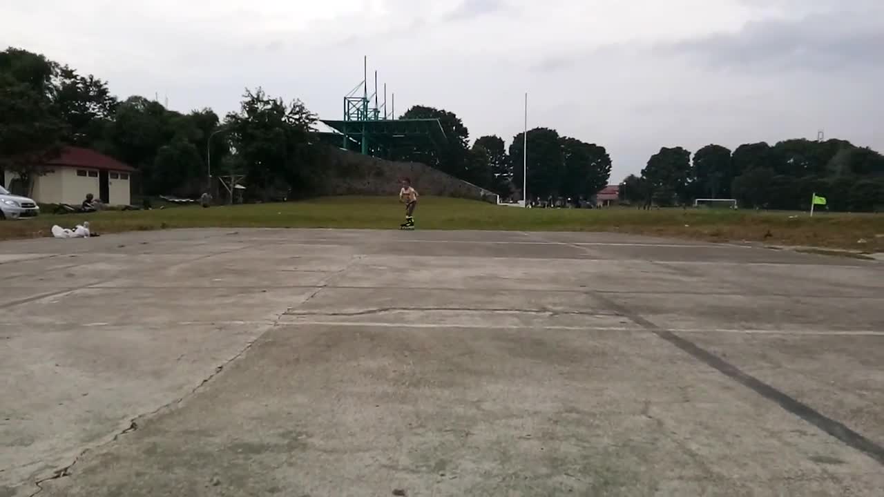 Child learning inline skate