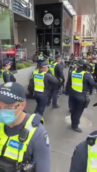 Melbourne, Australia: Multiple Cops arrest bloodied man