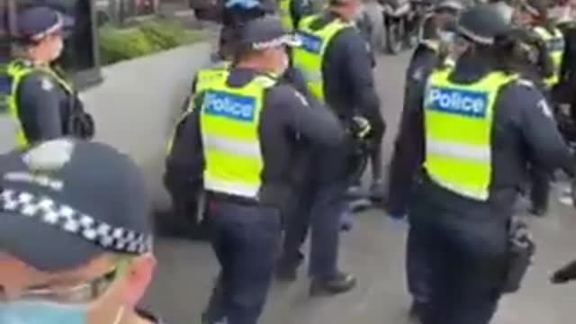 Melbourne, Australia: Multiple Cops arrest bloodied man