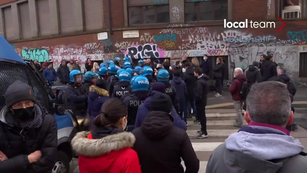 Milano Students FIGHTING BACK "No Green Pass"