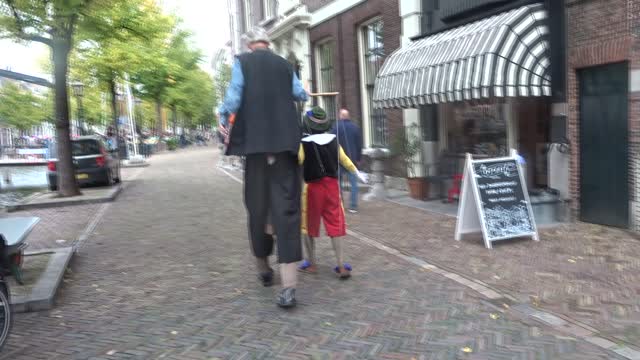 Mark Rutte wandelt onder begeleiding over Brandersfeesten Schiedam 2022