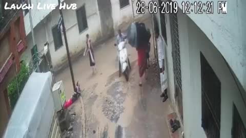 Lady Dies After Touching Electric Pole In Surat, India Watch shocking accident video 2019 L.L.H