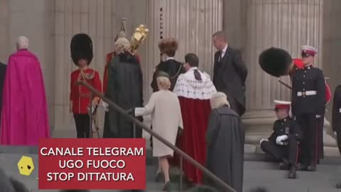 Al giubileo della regina crollano colti da improvvisi malori ben 5 soldati, uno dietro l'altro