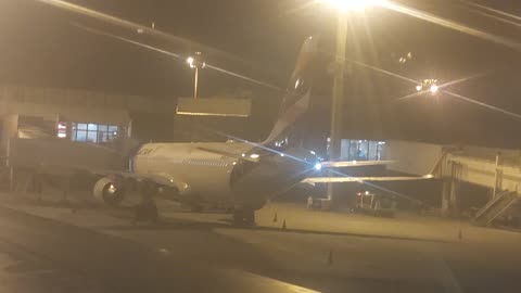 Airbus A320 PT-MHM faz seu pushback antes de decolar de Guarulhos para Manaus